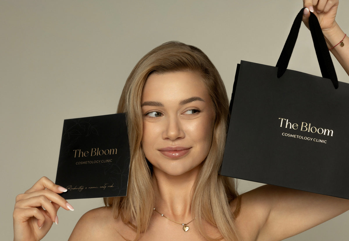 Voucher papierowy The Bloom w eleganckiej torebce prezentowej